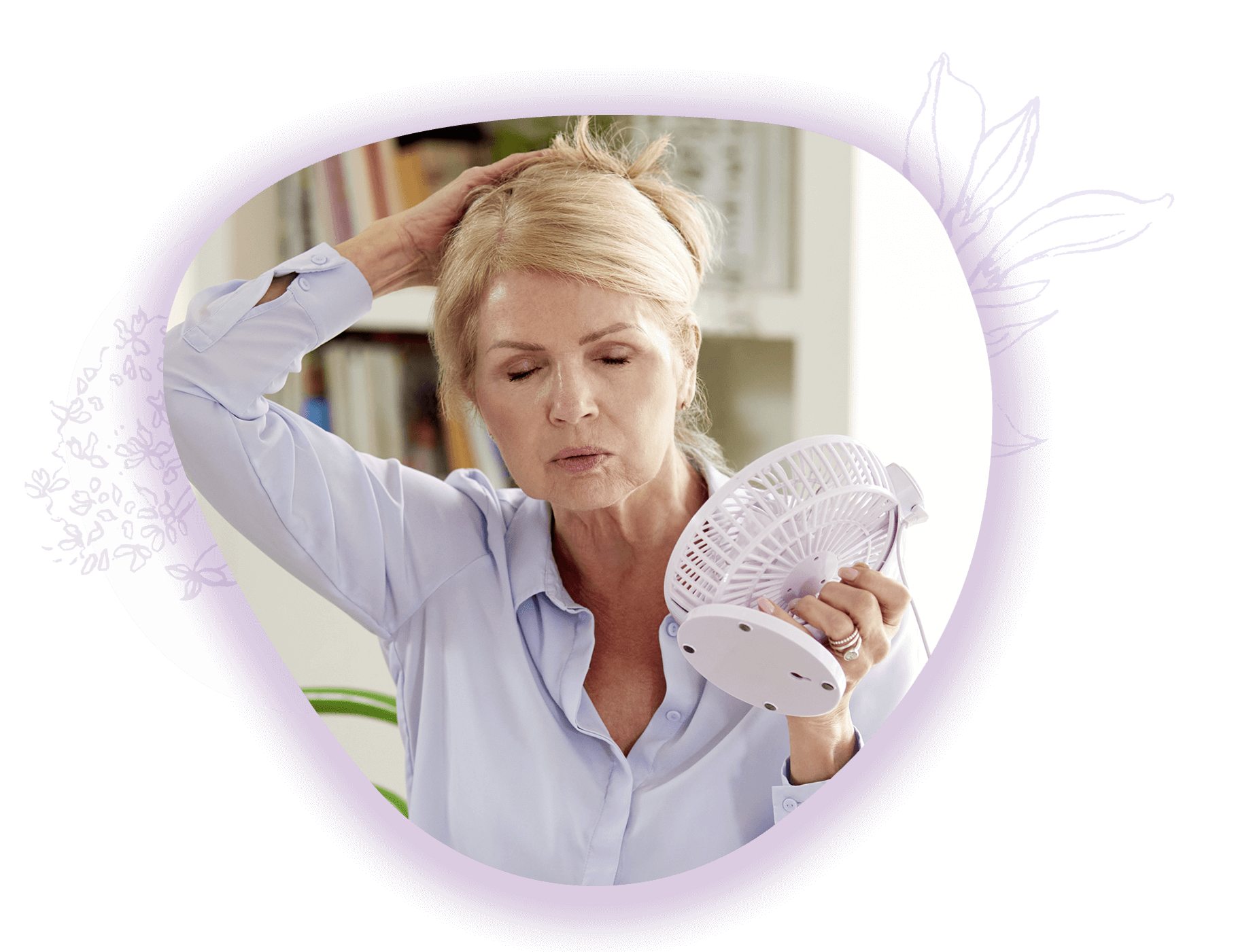 Frau mit einem Ventilator in der Hand